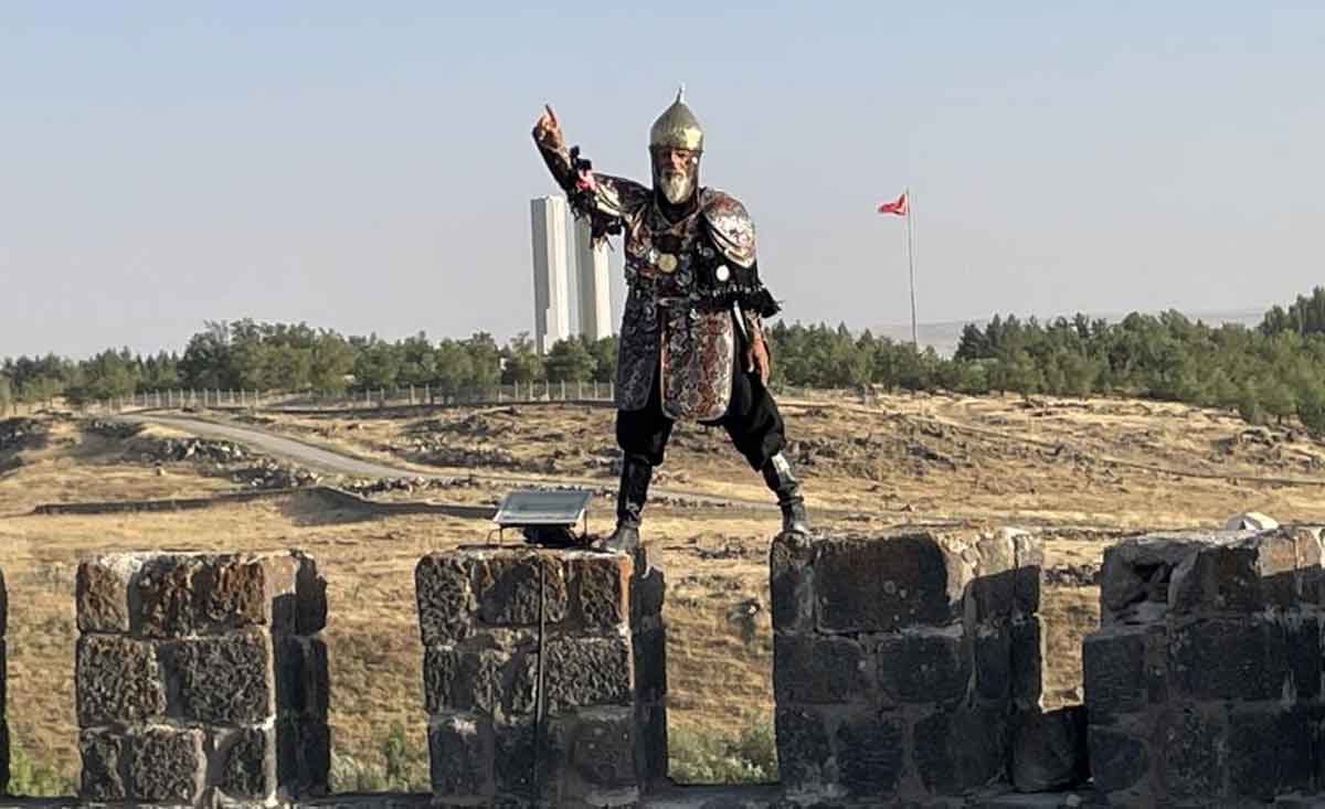 Tavasli Hasan Dede Savas Kiyafetini Giydi Malazgirt Kalesini Yeniden Fethetti 3