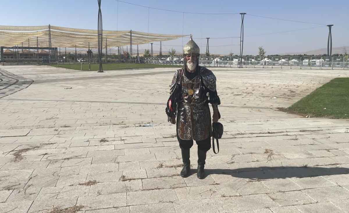 Tavasli Hasan Dede Savas Kiyafetini Giydi Malazgirt Kalesini Yeniden Fethetti
