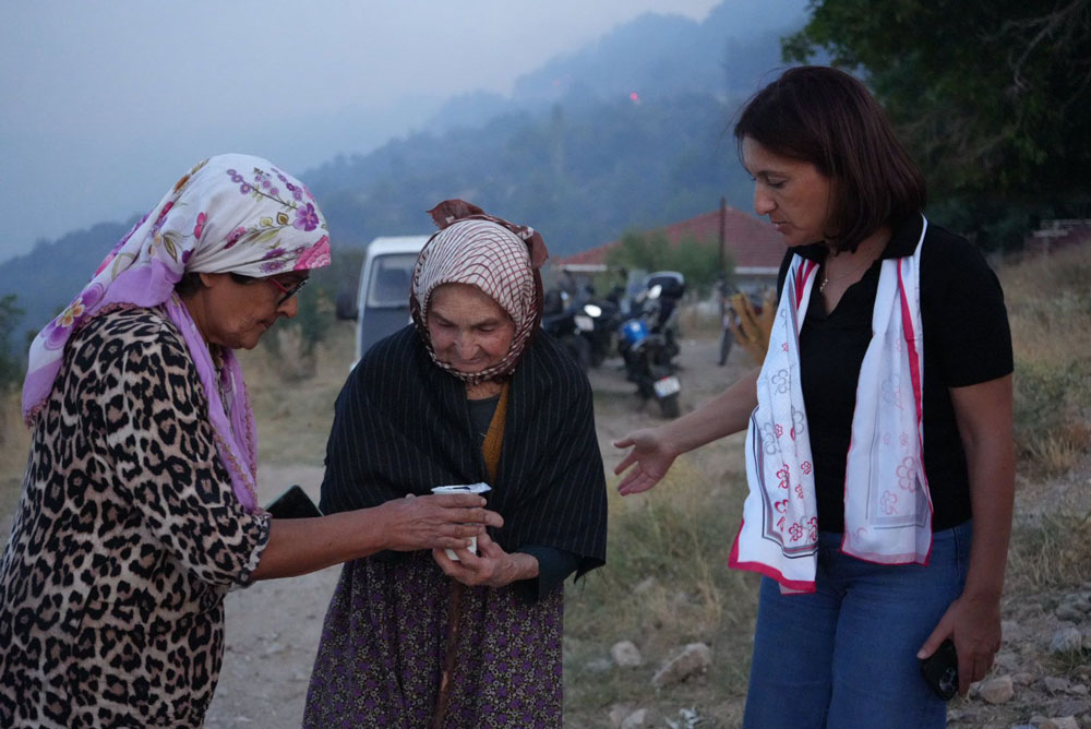 Turk Kizilay Denizli Buldan Yangin Yardim3