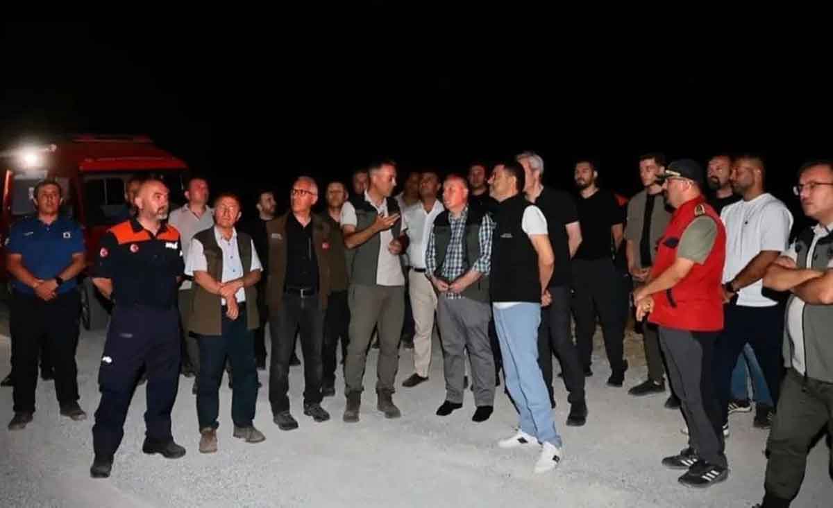 Vali Coskun Yangin Bolgesinde Incelemelerde Bulundu