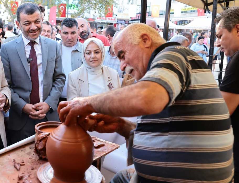 Ahilik Haftasinda Tukenmeye Yuz Tutmus Meslekler Bayramyerinde4