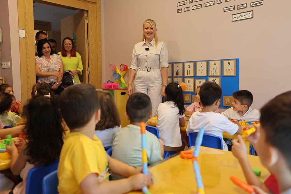 Baskan Dogan Kreslerde Ogrencilerin Heyecanina Ortak Oldu