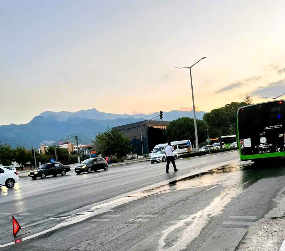 Belediye Otobusunden Dokulen Yakit Suruculere Zor Anlar Yasatti 2