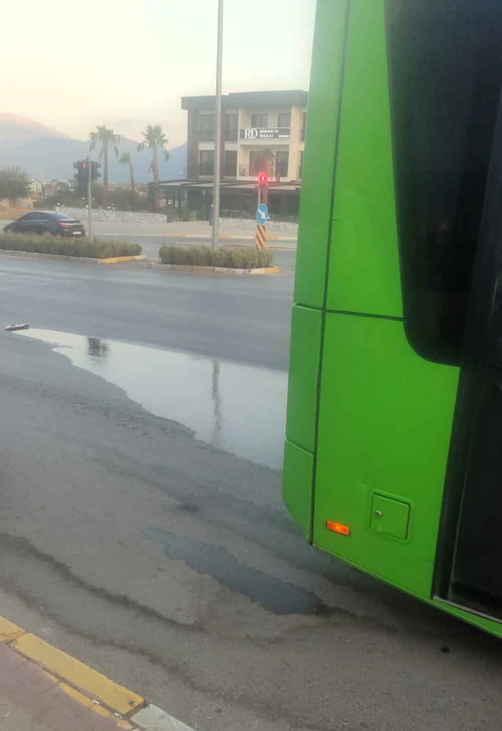 Belediye Otobusunden Dokulen Yakit Suruculere Zor Anlar Yasatti 3