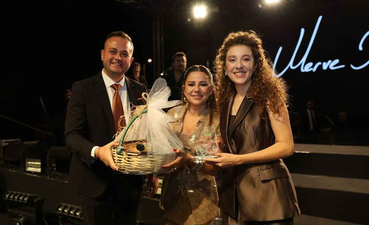 Civrilde Merve Ozbey Ruzgari Esti 1