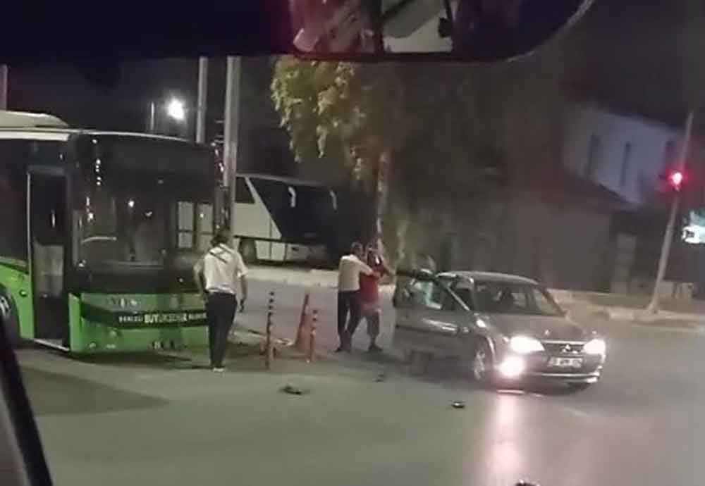 Darp Edilen Kadini Halk Otobusu Soforleri Kurtardi 1