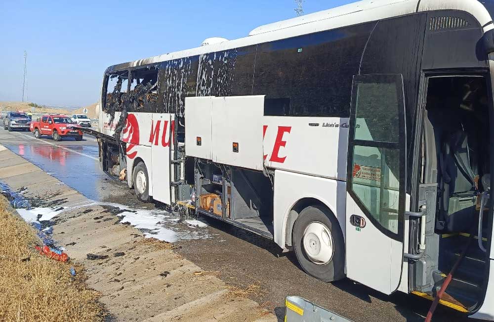 Denizlili Firmanin Yolcu Otobusu Aydinda Alevlere Teslim Oldu 3