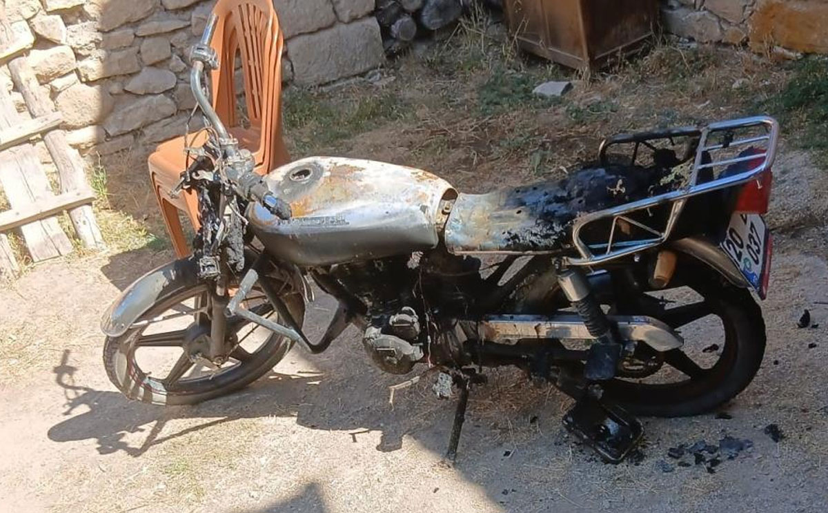 Evin Bahcesinde Park Halinde Olan Motosiklet Kundaklandi 1