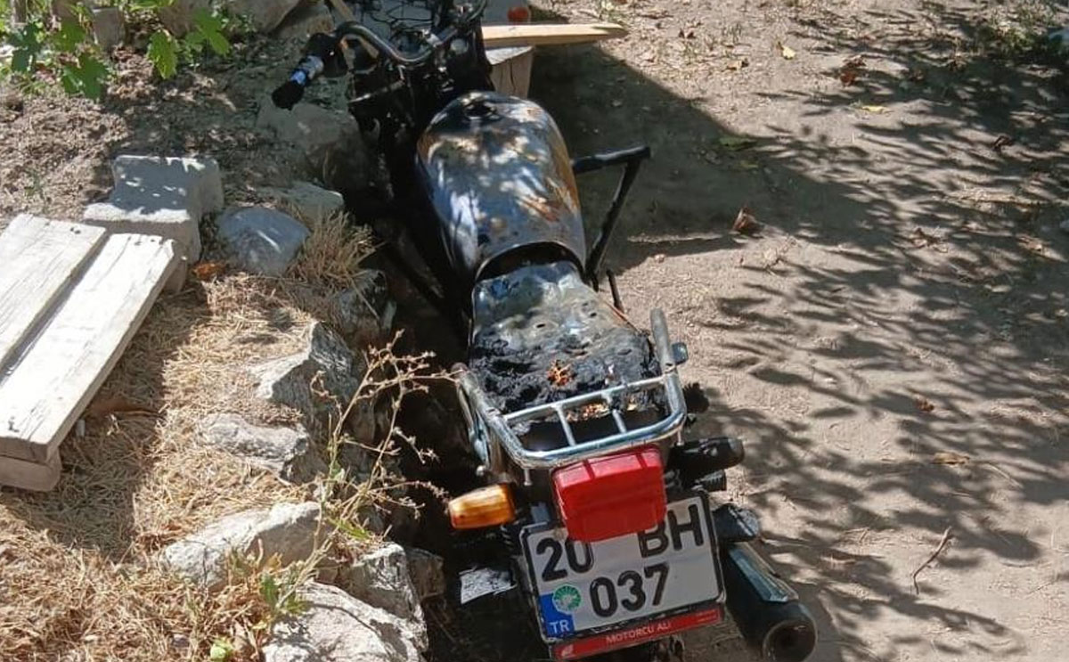 Evin Bahcesinde Park Halinde Olan Motosiklet Kundaklandi