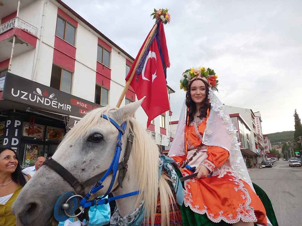 Koruklu Cizme Giyen Damat Uc Etekli Gelinini Beyaz Atiyla Aldi 1