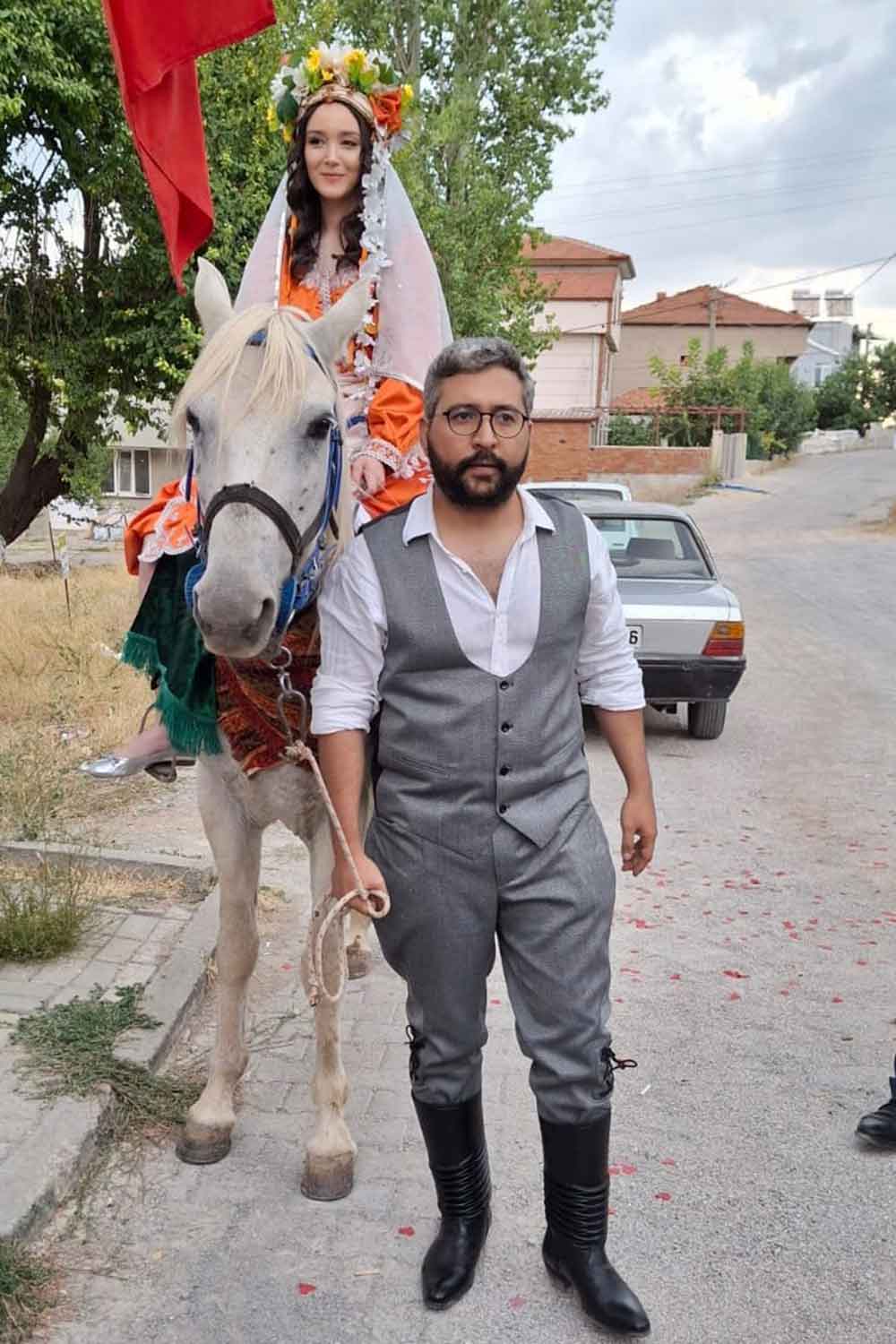 Koruklu Cizme Giyen Damat Uc Etekli Gelinini Beyaz Atiyla Aldi 2