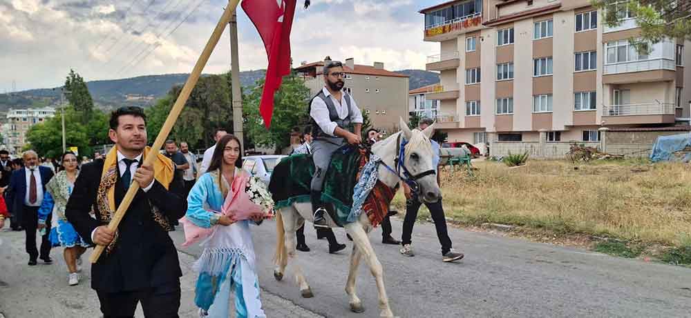 Koruklu Cizme Giyen Damat Uc Etekli Gelinini Beyaz Atiyla Aldi 3