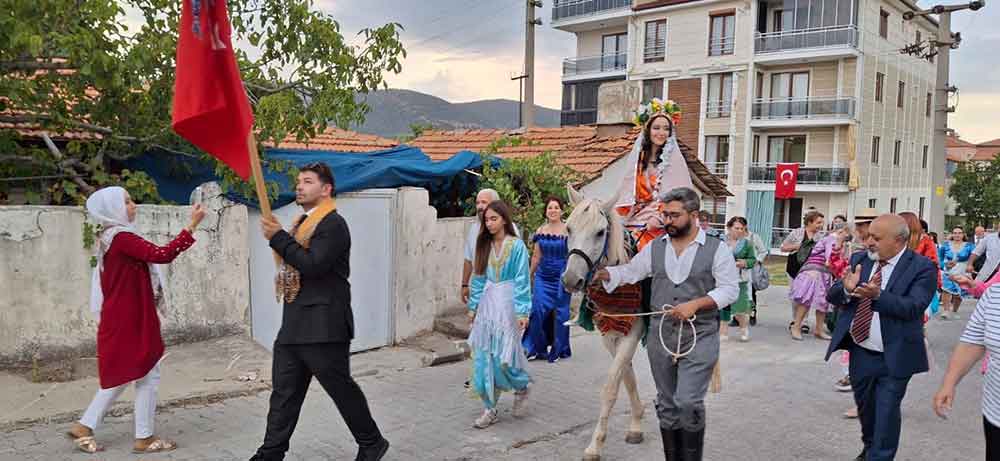 Koruklu Cizme Giyen Damat Uc Etekli Gelinini Beyaz Atiyla Aldi 4