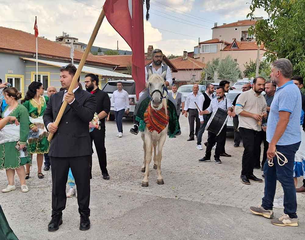 Koruklu Cizme Giyen Damat Uc Etekli Gelinini Beyaz Atiyla Aldi 6