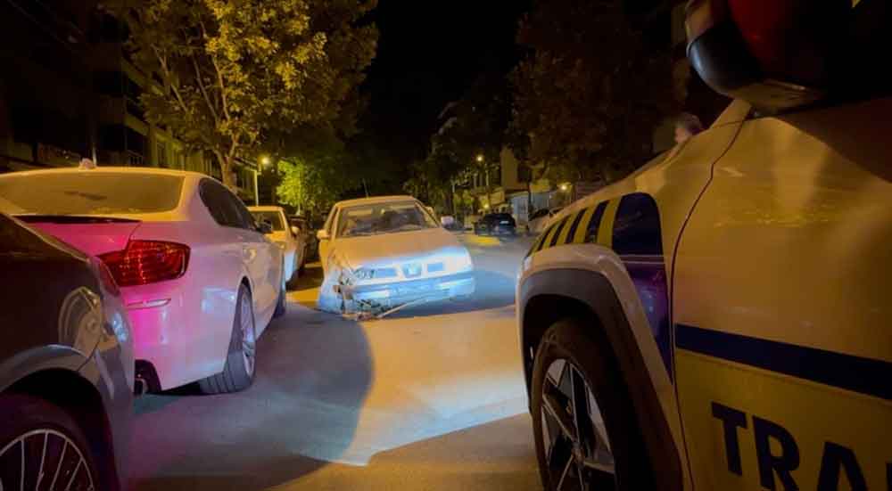 Park Halindeki 2 Araca Carpan Otomobil Surucusu Olay Yerinden Kacti 1