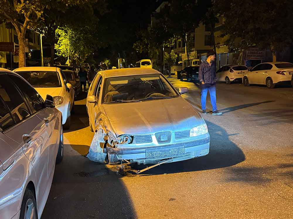 Park Halindeki 2 Araca Carpan Otomobil Surucusu Olay Yerinden Kacti 2