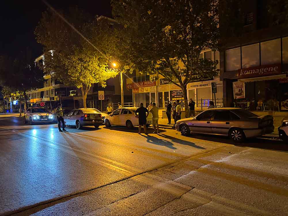 Park Halindeki 2 Araca Carpan Otomobil Surucusu Olay Yerinden Kacti 3