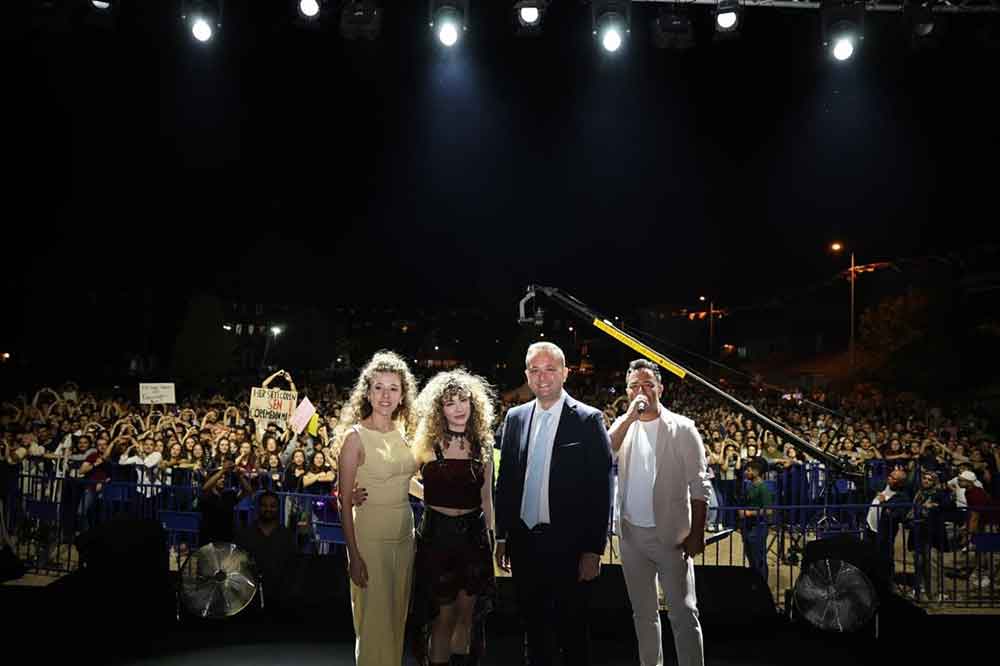 Sena Sener 27 Civril Elma Festivalinde Unutulmaz Bir Gece Yasatti 1