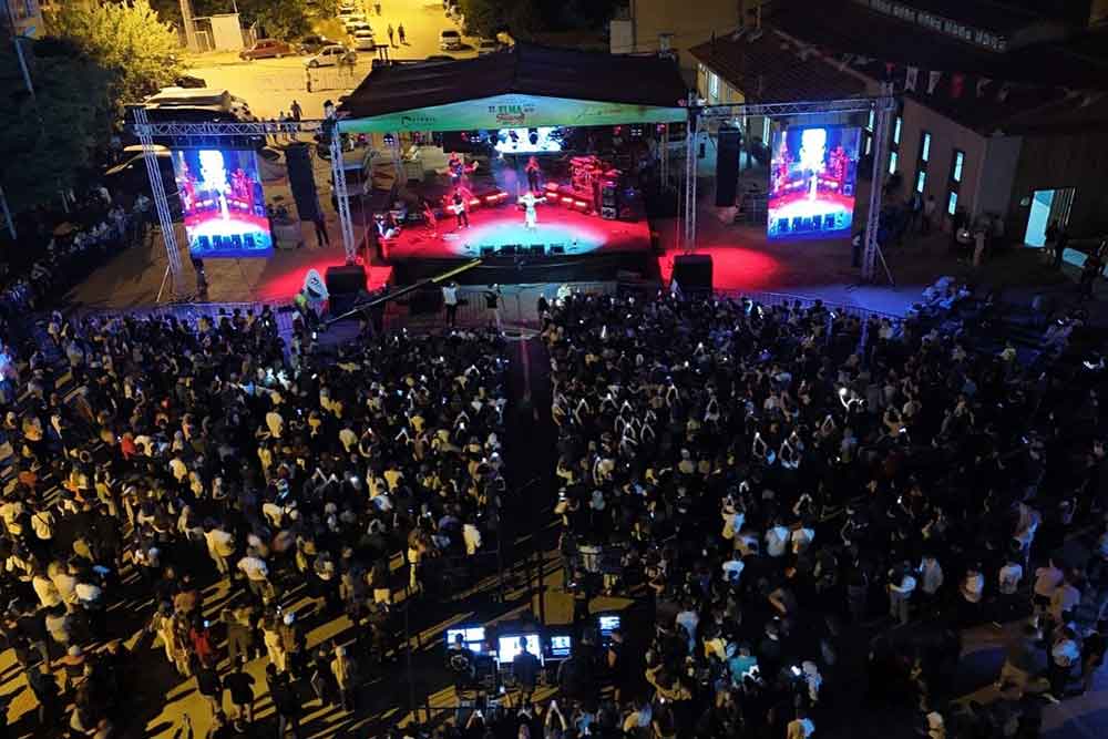 Sena Sener 27 Civril Elma Festivalinde Unutulmaz Bir Gece Yasatti 2