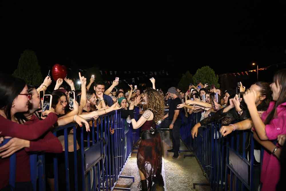 Sena Sener 27 Civril Elma Festivalinde Unutulmaz Bir Gece Yasatti 4