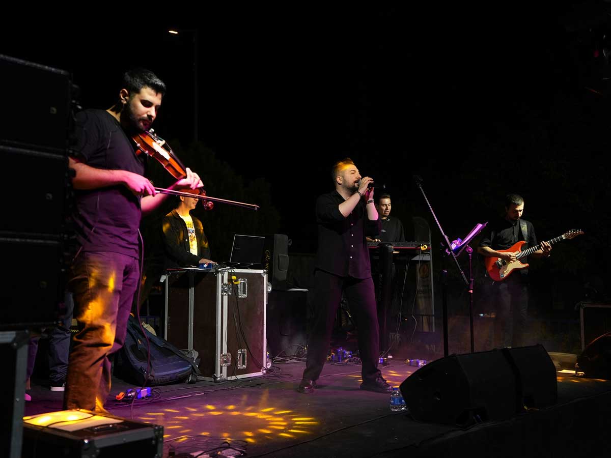 Universiteliler Yeni Yila Coskulu Basladi Buyuksehir Konserleri Amfi Parki Salladi