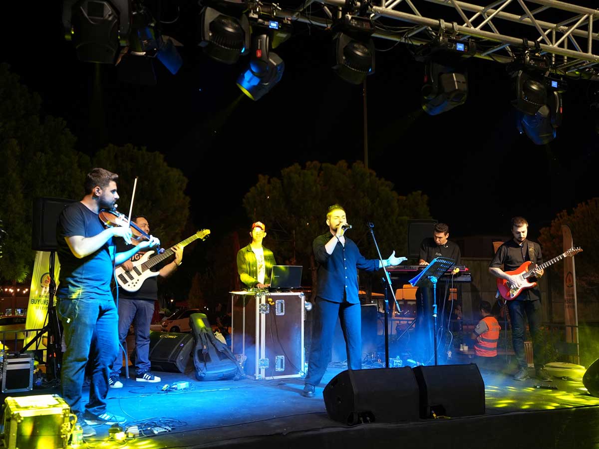 Universiteliler Yeni Yila Coskulu Basladi Buyuksehir Konserleri Amfi Parki Salladi2