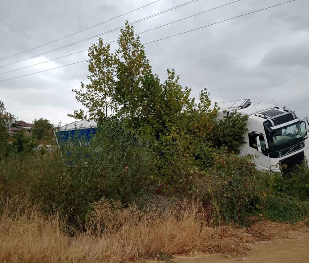 Yagista Yoldan Cikan Tir Sarampole Girdi 1