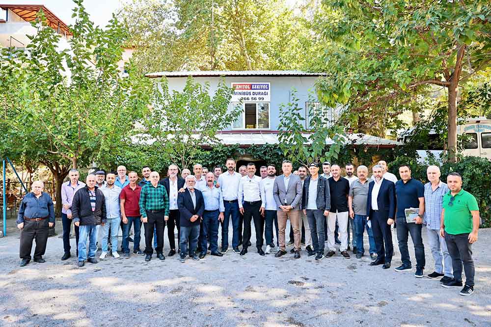 Baskan Cavusoglu Minibus Soforleriyle Bulustu 2