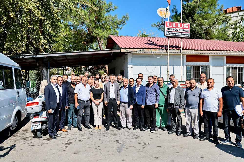 Baskan Cavusoglu Minibus Soforleriyle Bulustu