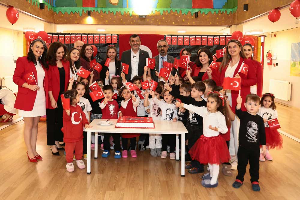 Baskan Cavusoglu Miniklerle Cumhuriyet Coskusunu Paylasti 1