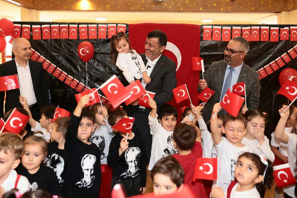 Baskan Cavusoglu Miniklerle Cumhuriyet Coskusunu Paylasti 2