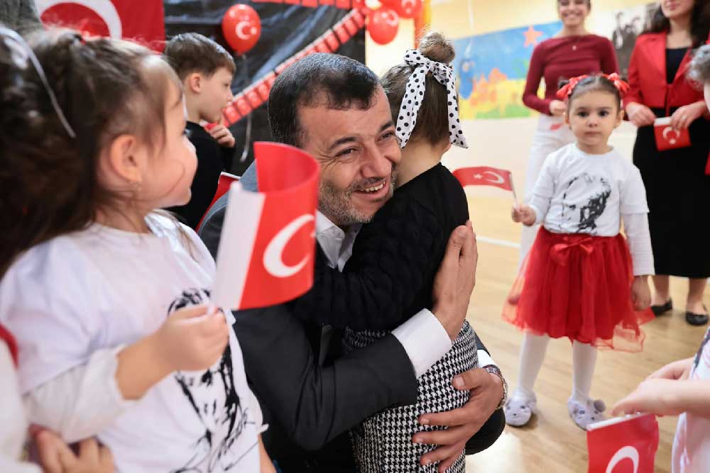 Baskan Cavusoglu Miniklerle Cumhuriyet Coskusunu Paylasti 4