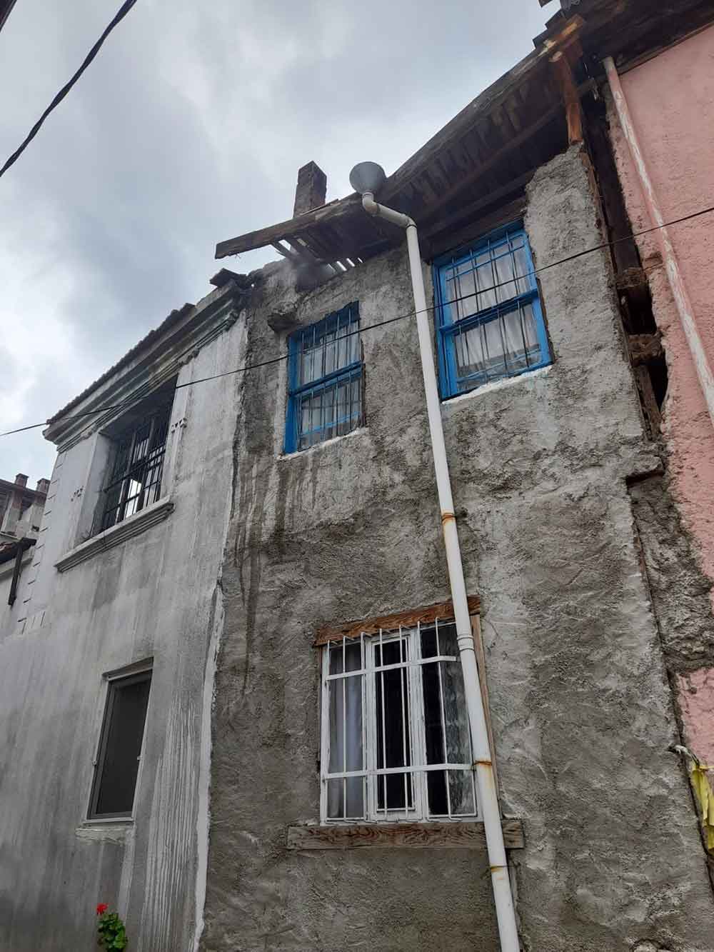 Binanin Bacasinda Cikan Yangin Mahalle Sakinlerini Korkuttu 1