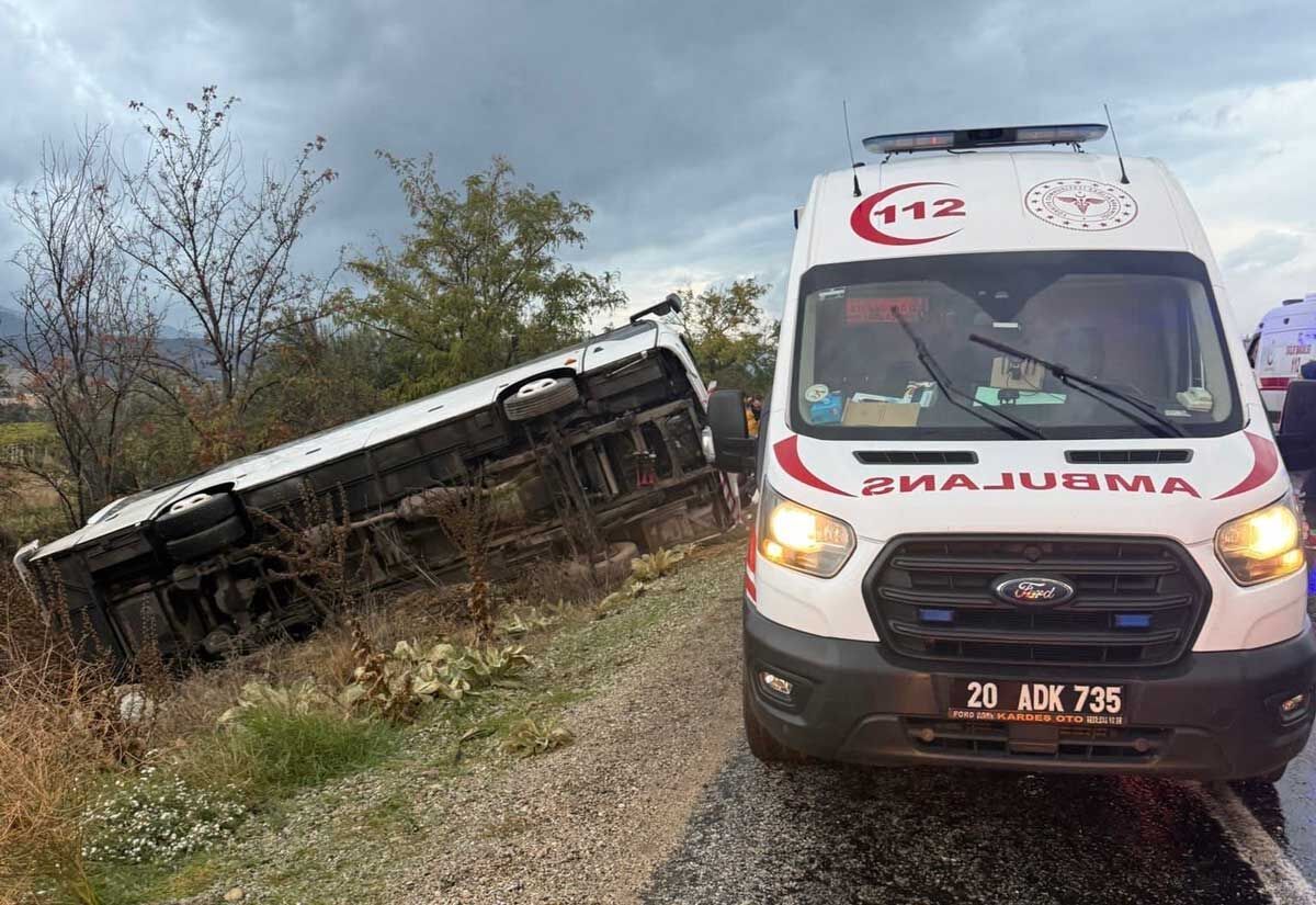 Buldana Ziyarete Gelen Tur Otobusu Sarampole Yuvarlandi Cok Sayida Yarali Var1