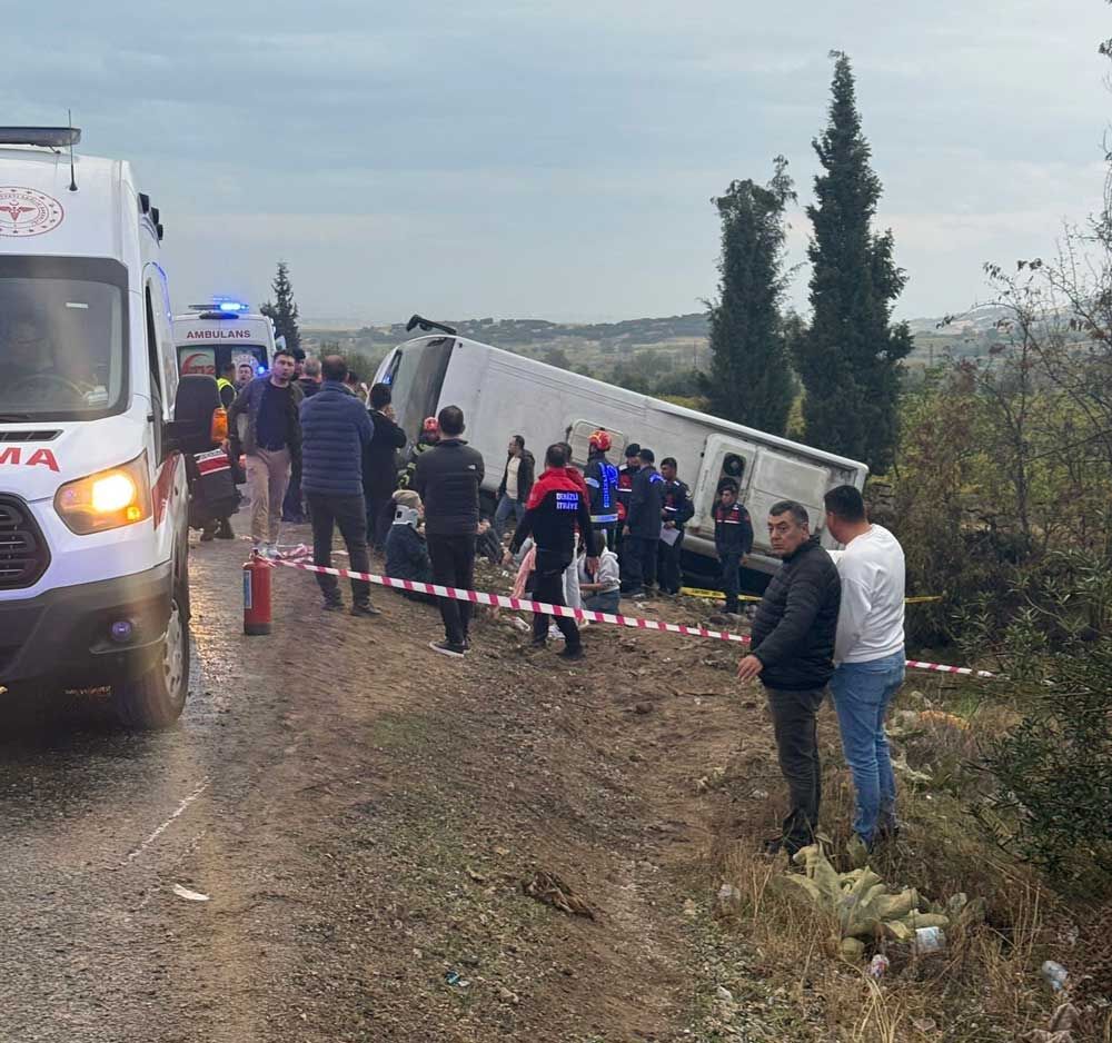 Buldana Ziyarete Gelen Tur Otobusu Sarampole Yuvarlandi Cok Sayida Yarali Var2