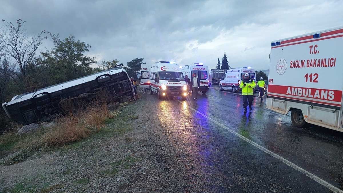 Buldana Ziyarete Gelen Tur Otobusu Sarampole Yuvarlandi Cok Sayida Yarali Var3