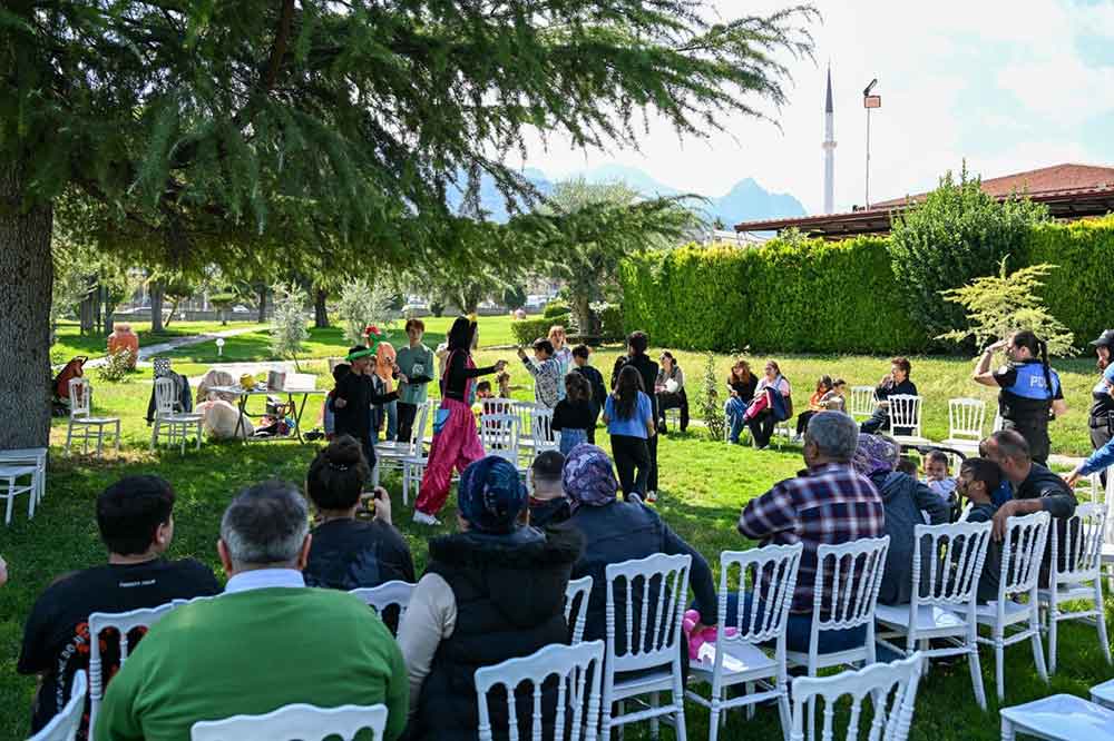 Cocuklarin Yuzunu Gulduren Polis Kalpleri Isitti 1