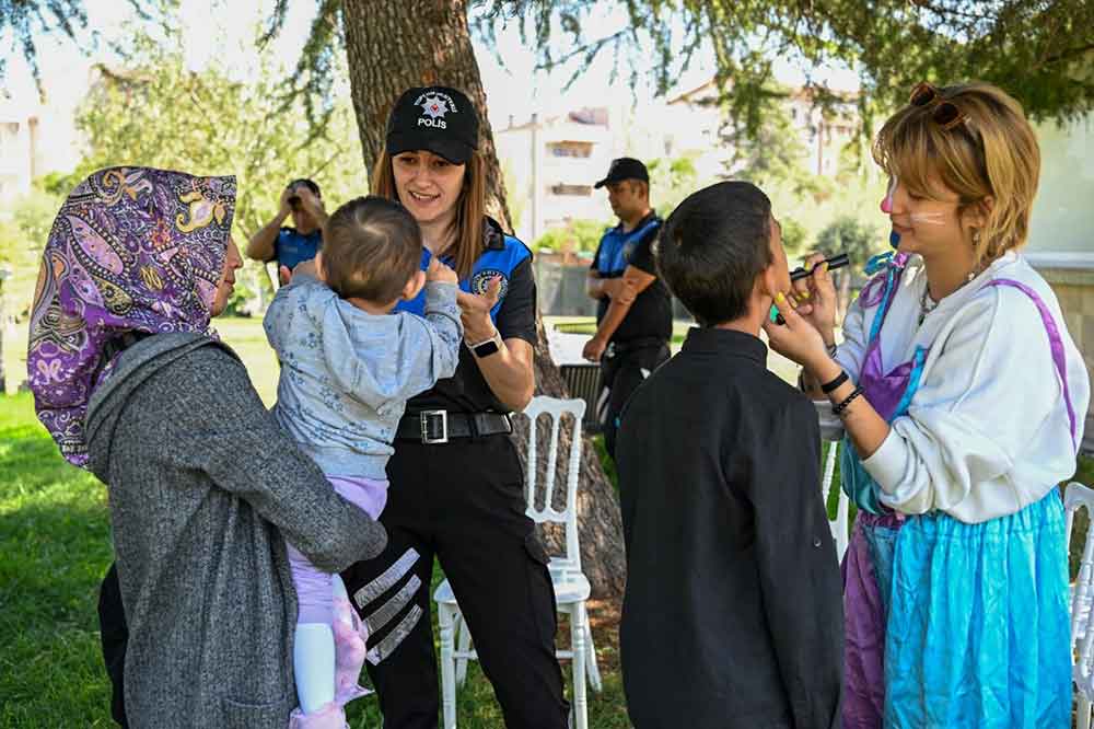 Cocuklarin Yuzunu Gulduren Polis Kalpleri Isitti 2