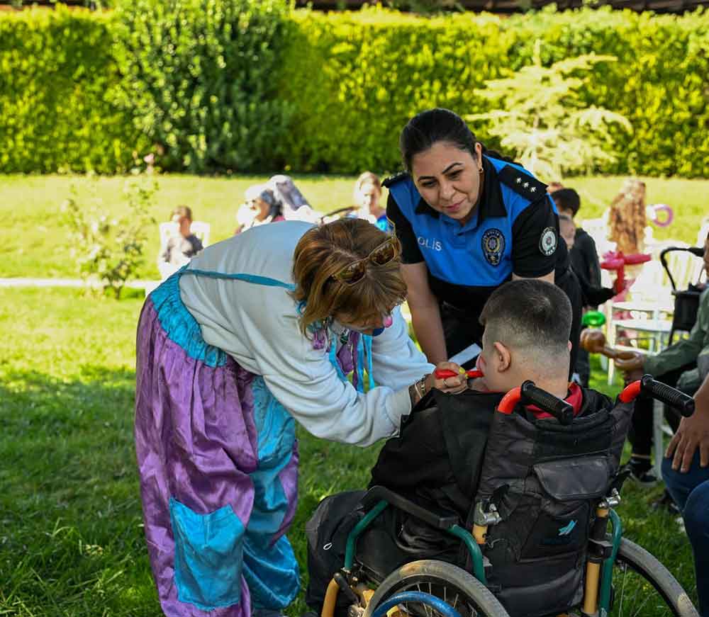 Cocuklarin Yuzunu Gulduren Polis Kalpleri Isitti 3