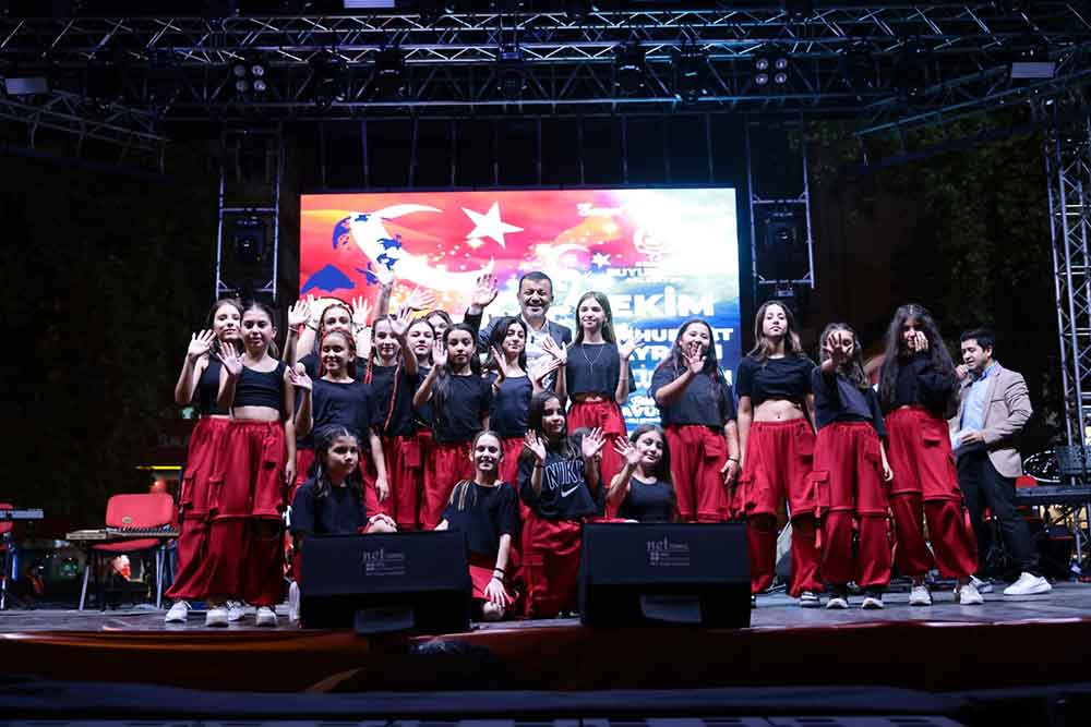 Cumhuriyet Coskusu Denizlide Muzik Ve Dansla Taclandi 2