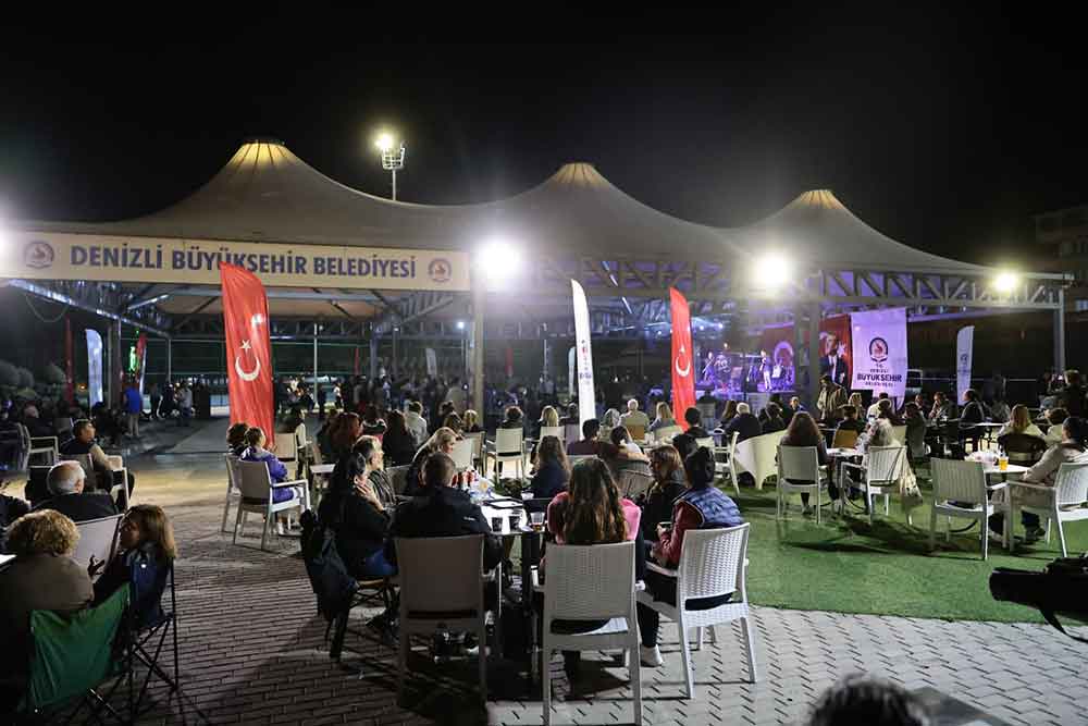 Cumhuriyet Coskusu Denizlide Muzik Ve Dansla Taclandi 5