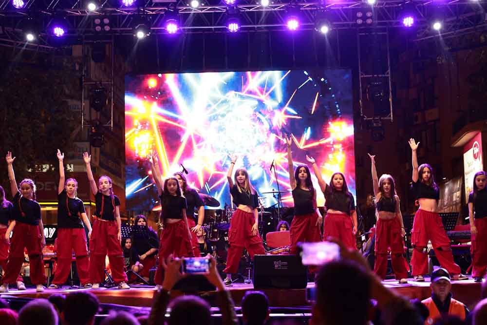 Cumhuriyet Coskusu Denizlide Muzik Ve Dansla Taclandi