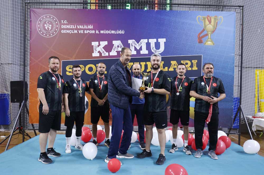 Denizli Kamu Spor Oyunlari Tamamlandi Sampiyonlar Kupalarini Vali Coskundan Aldi5