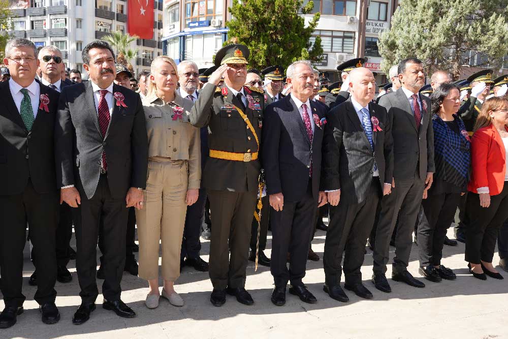 Denizlide Cumhuriyetin 102 Yildonumu Kutlamalari Celenk Sunumuyla Basladi 2