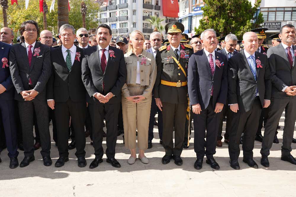Denizlide Cumhuriyetin 102 Yildonumu Kutlamalari Celenk Sunumuyla Basladi 3