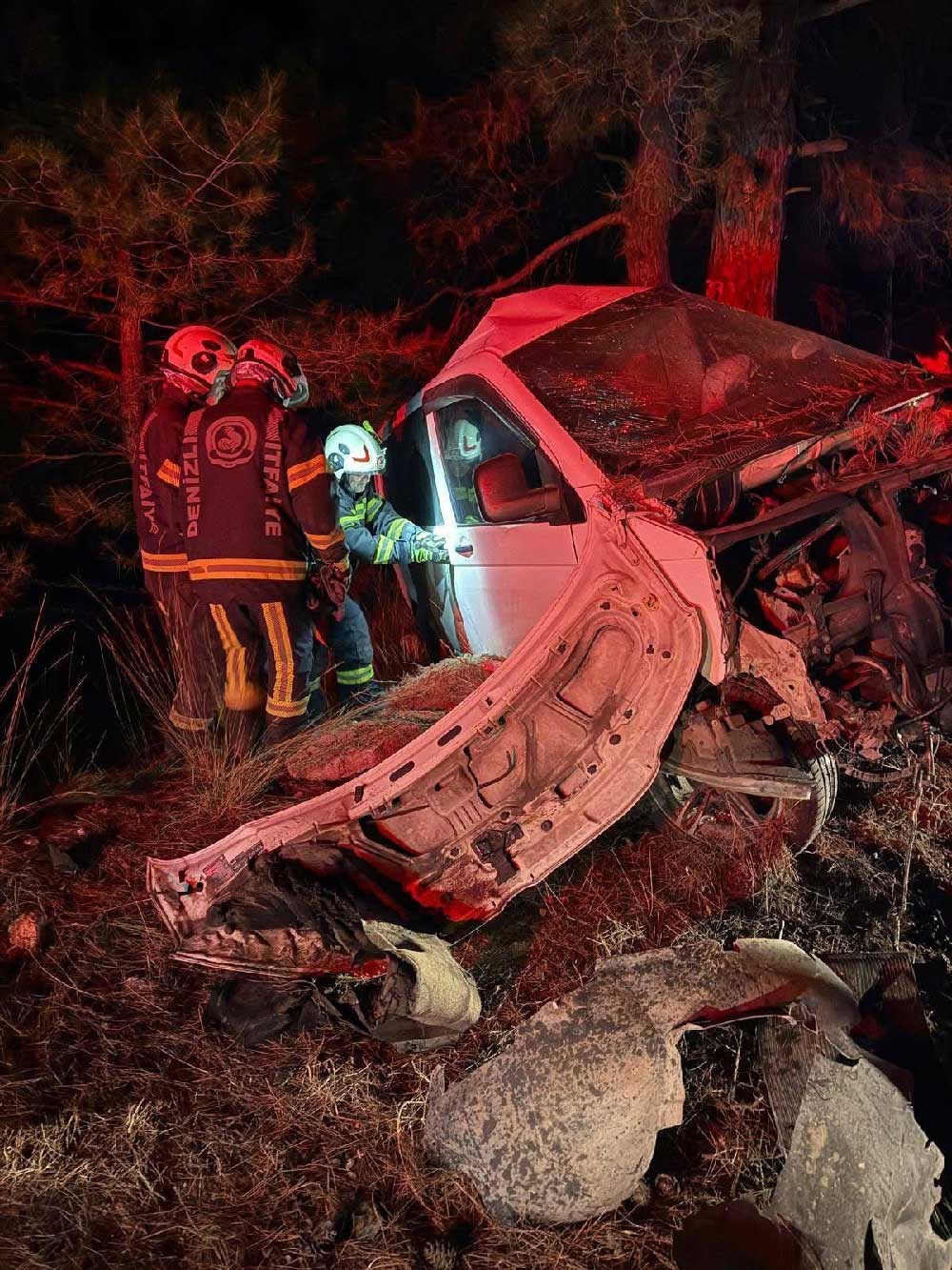 Denizlide Dun Gece Iki Gence Mezar Olan Arac Hurdaya Dondu 6