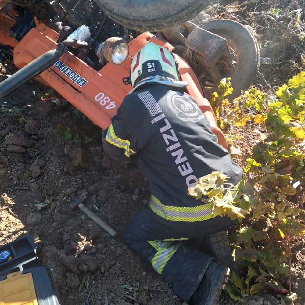 Denizlide Gubre Tasiyan Traktor Devrildi Surucu Altinda Kaldi 1