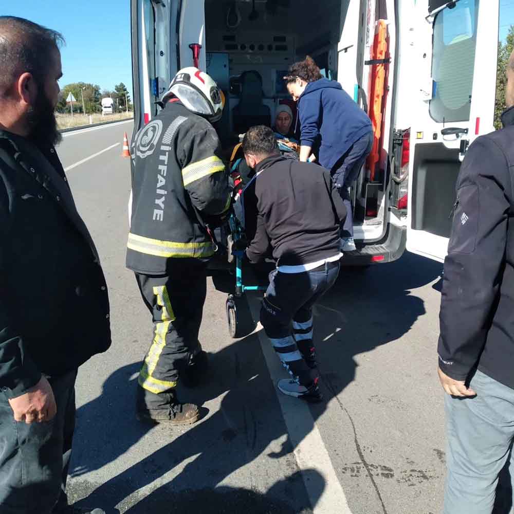 Denizlide Gubre Tasiyan Traktor Devrildi Surucu Altinda Kaldi 2