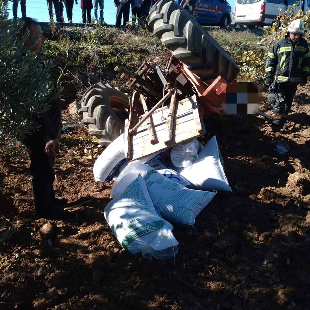 Denizlide Gubre Tasiyan Traktor Devrildi Surucu Altinda Kaldi 3