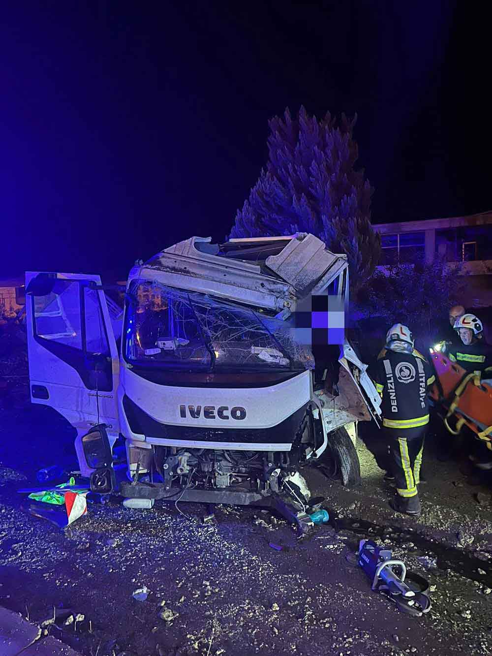 Denizlide Surucusunun Kontrolunu Kaybettigi Kamyonet Yoldan Cikti 1